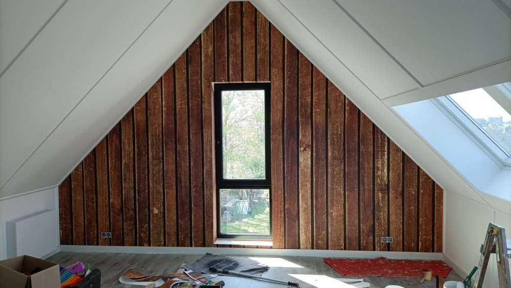 Donkere verticale houten planken