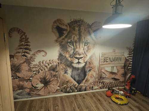 Jonge leeuw in de jungle taupe