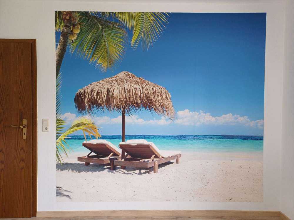 Stoelen en parasol op tropisch strand