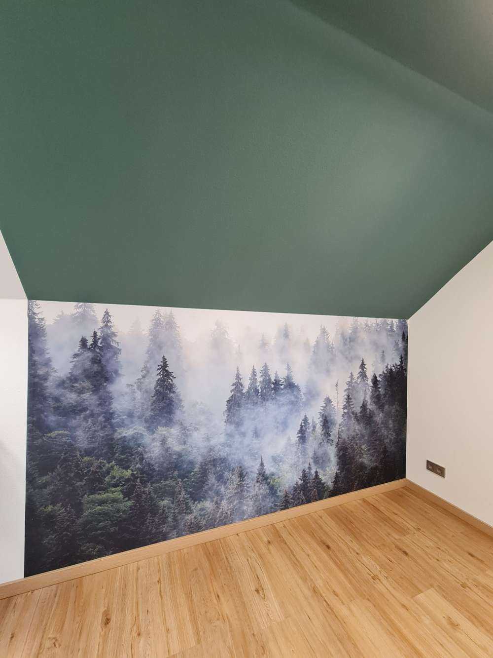 Mistig landschap met groene bomen