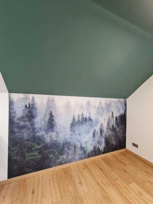 Mistig landschap met groene bomen