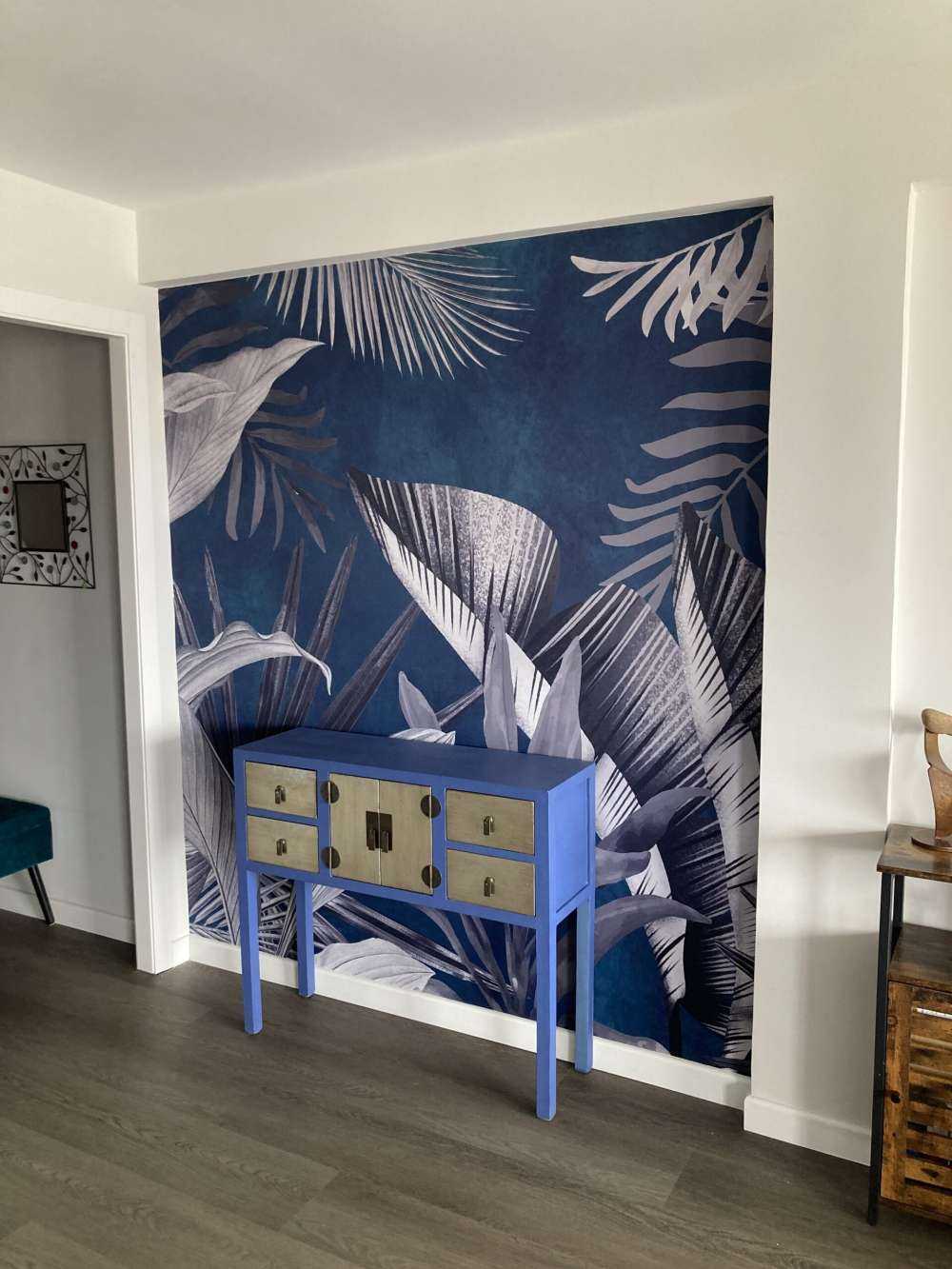 Tropische bladeren op een blauwe achtergrond