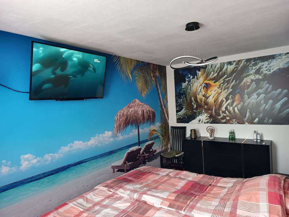 Stoelen en parasol op tropisch strand