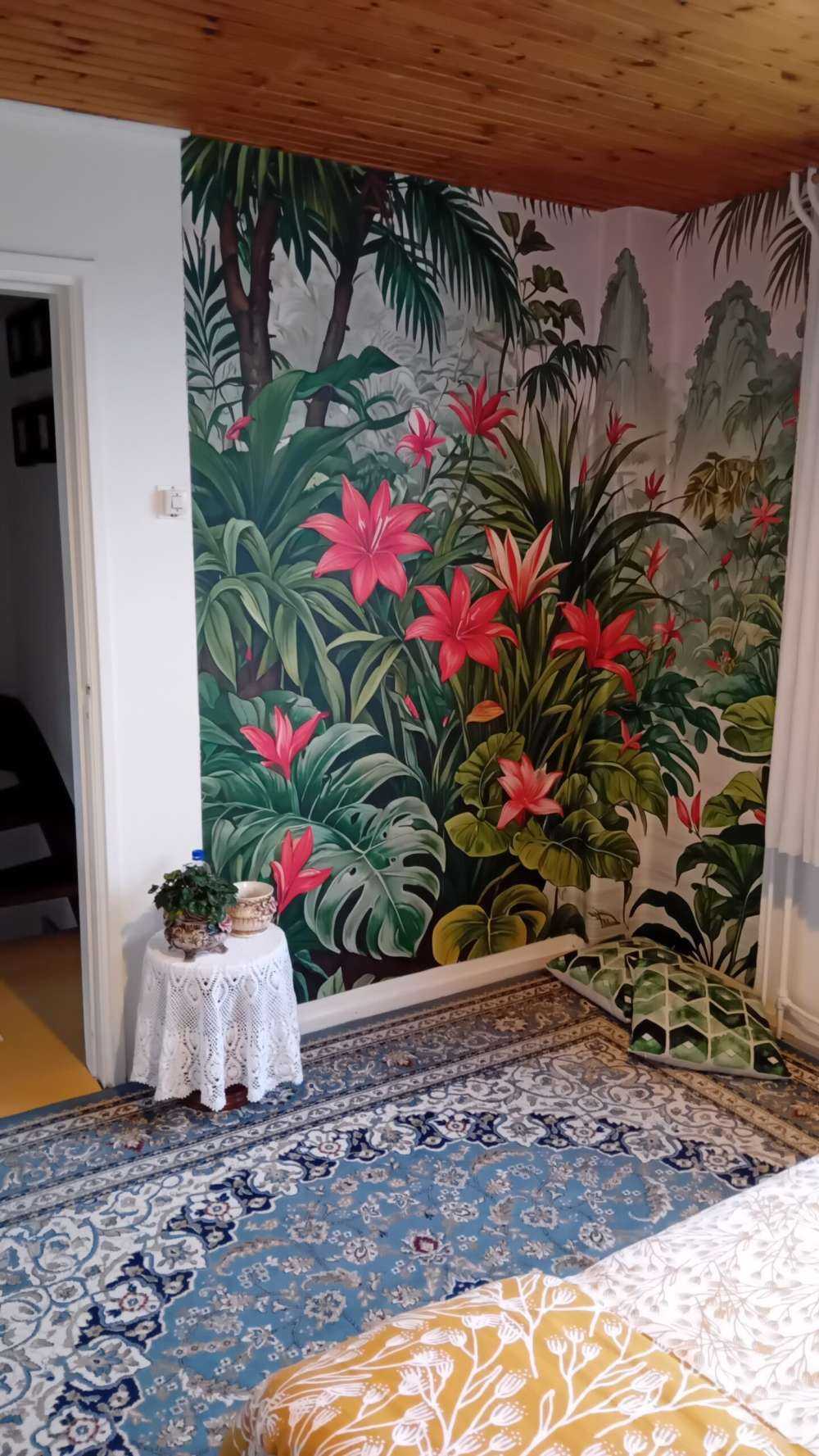 Tropisch leliebos in ochtendmist