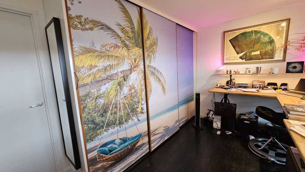 Tropisch strand met schommel