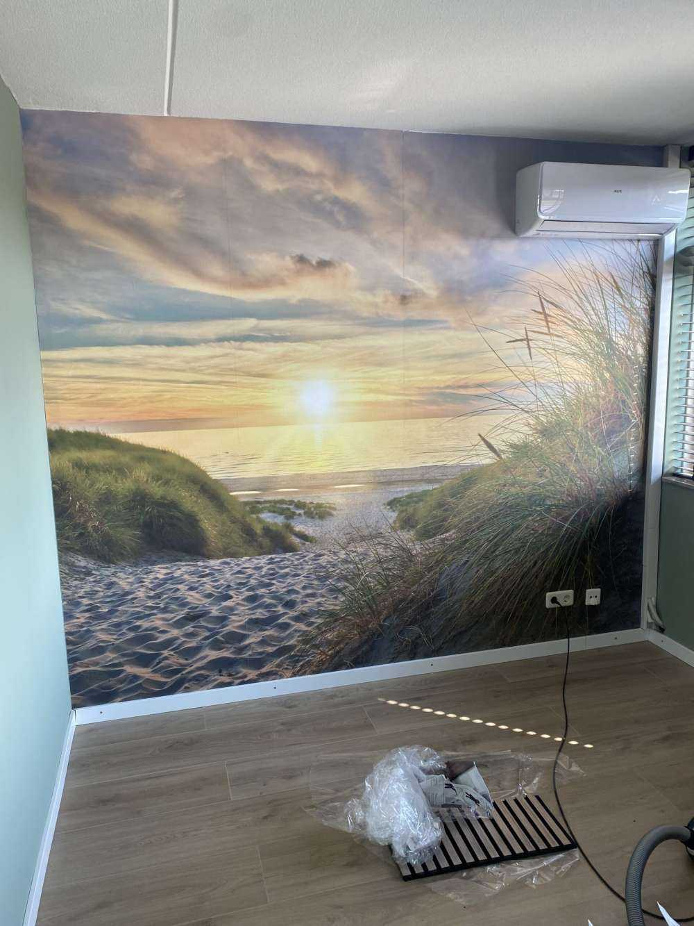 Zonsondergang aan duinstrand
