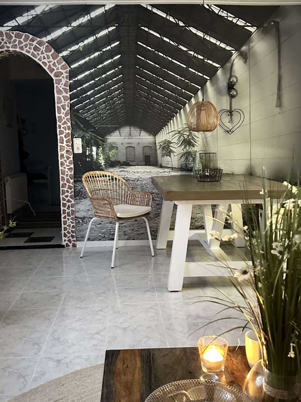 Industriële hal met planten