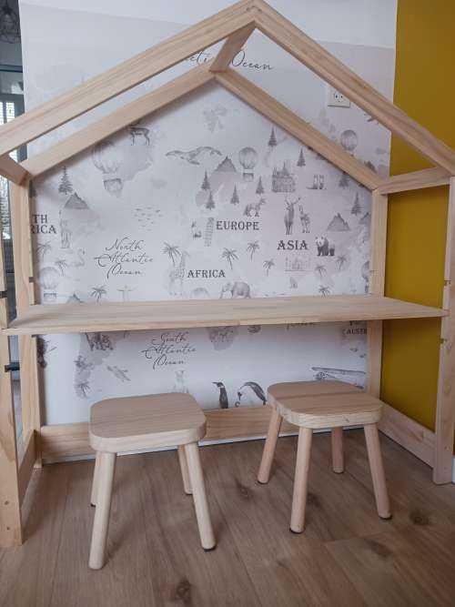 Wereldkaart met verschillende dieren off-white