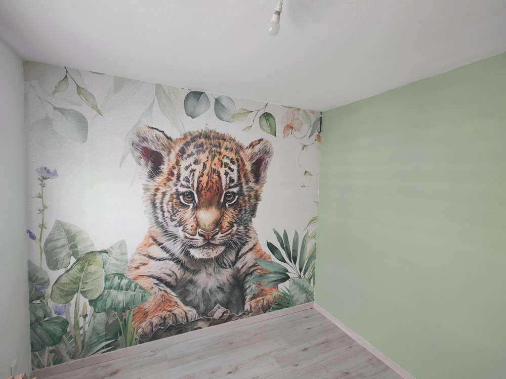 Schattige tijger met planten