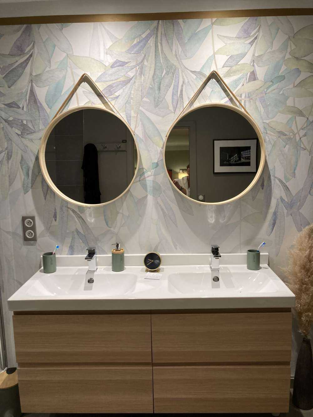 Pastelkleurige waterverf bladeren