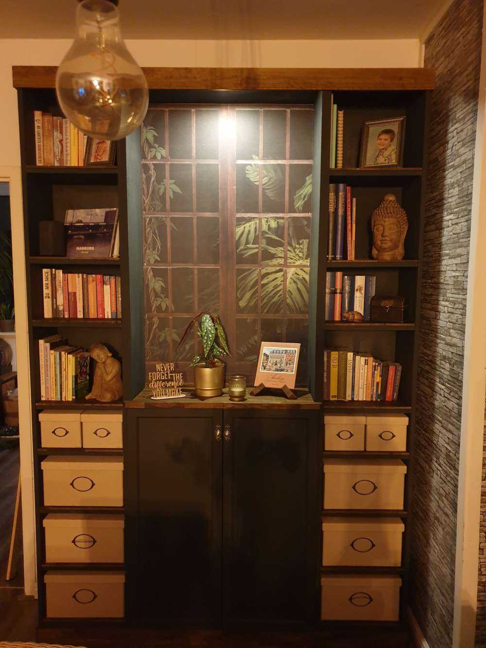 Botanische planten achter ramen