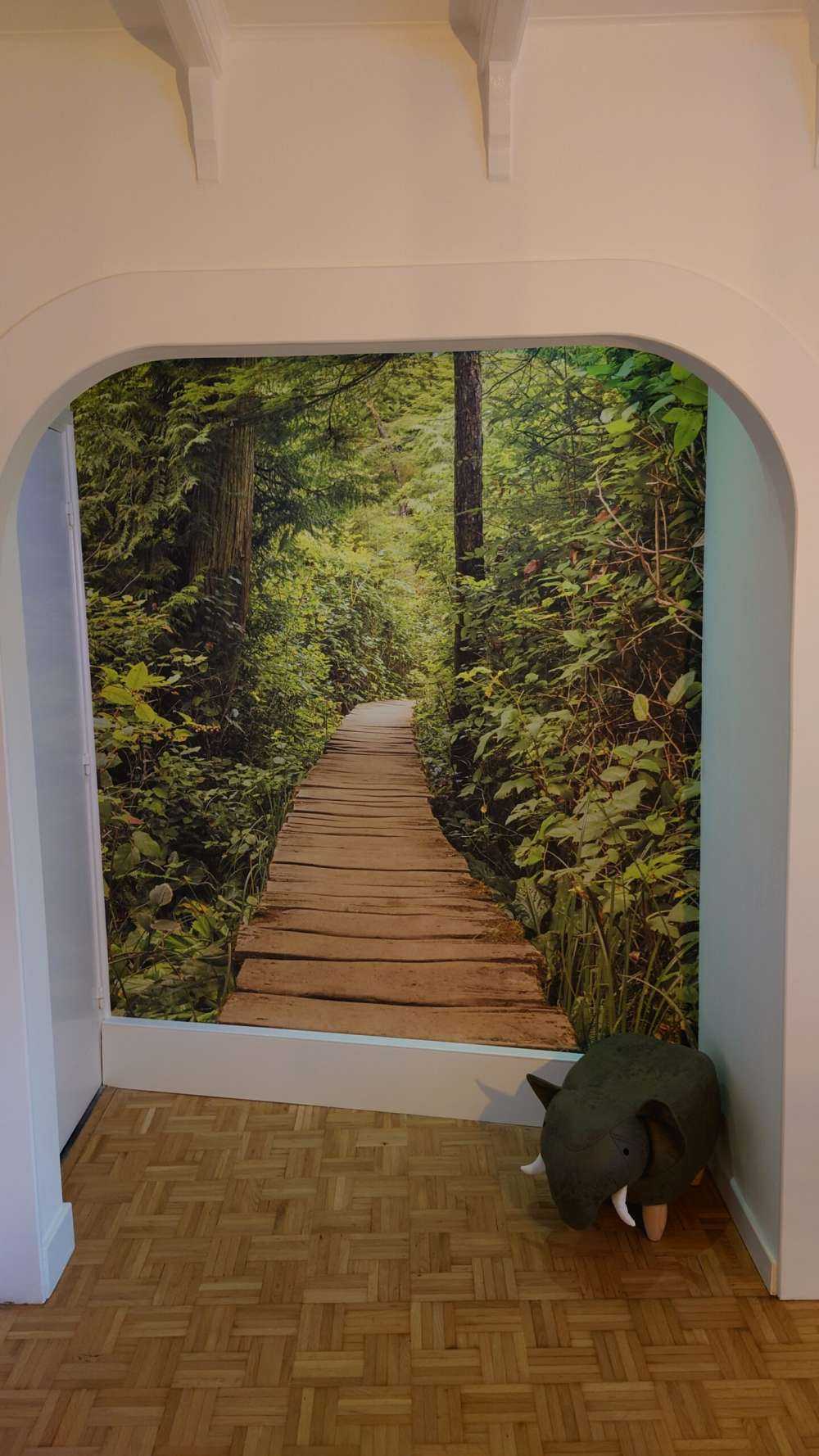 Houten pad door het groen