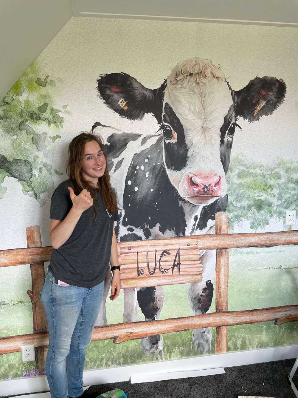 Jonge koe in een weiland