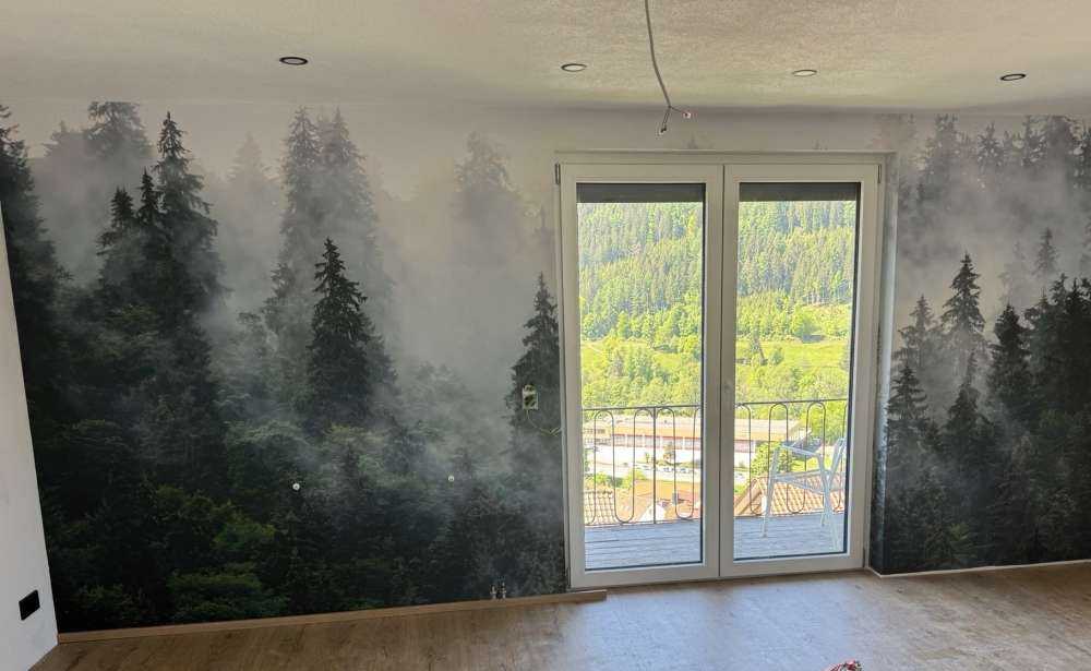 Mistig landschap met groene bomen