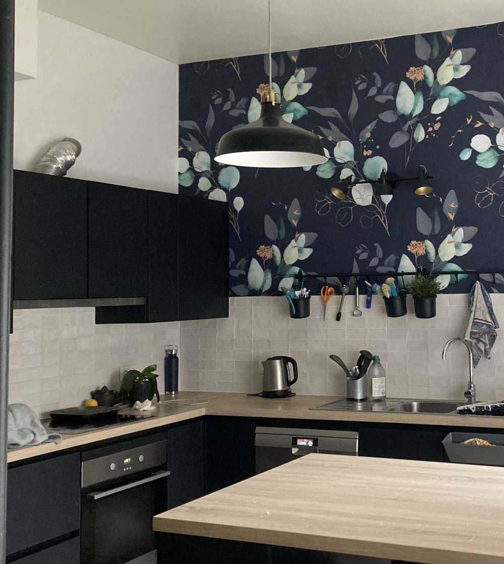 Donkerblauwe bladeren met goud