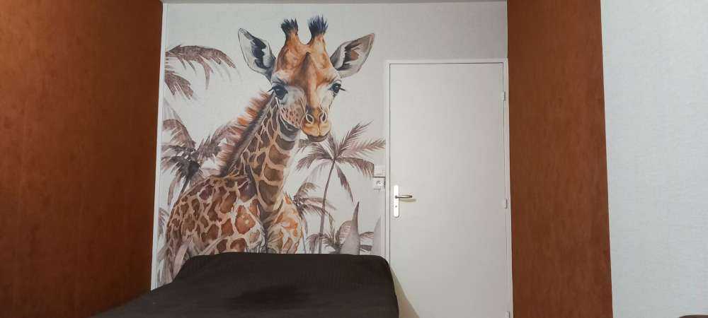 Baby giraffe in de jungle taupe