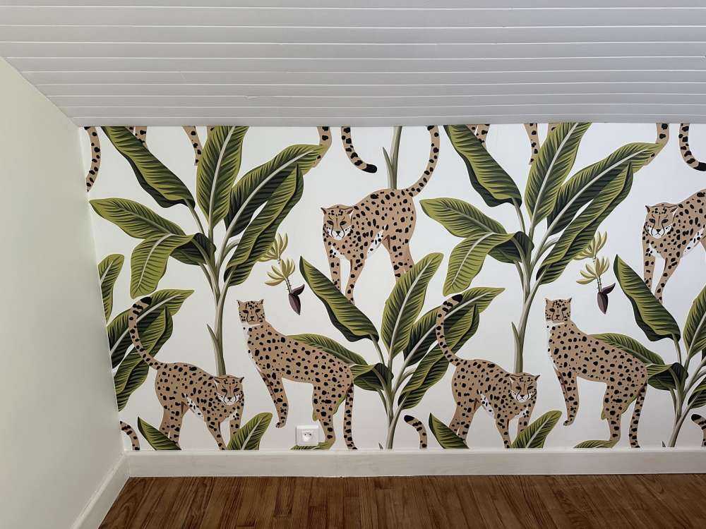 Cheetah tussen de bomen