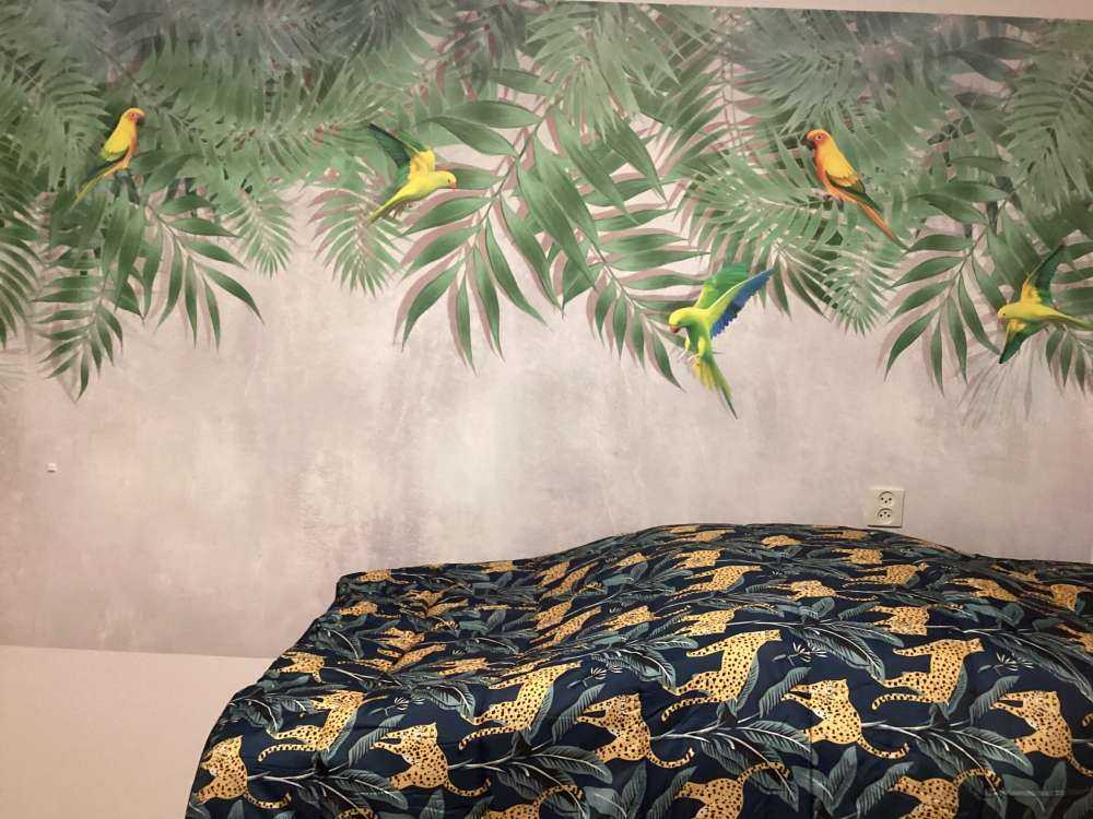 Tropische bladeren en parkieten