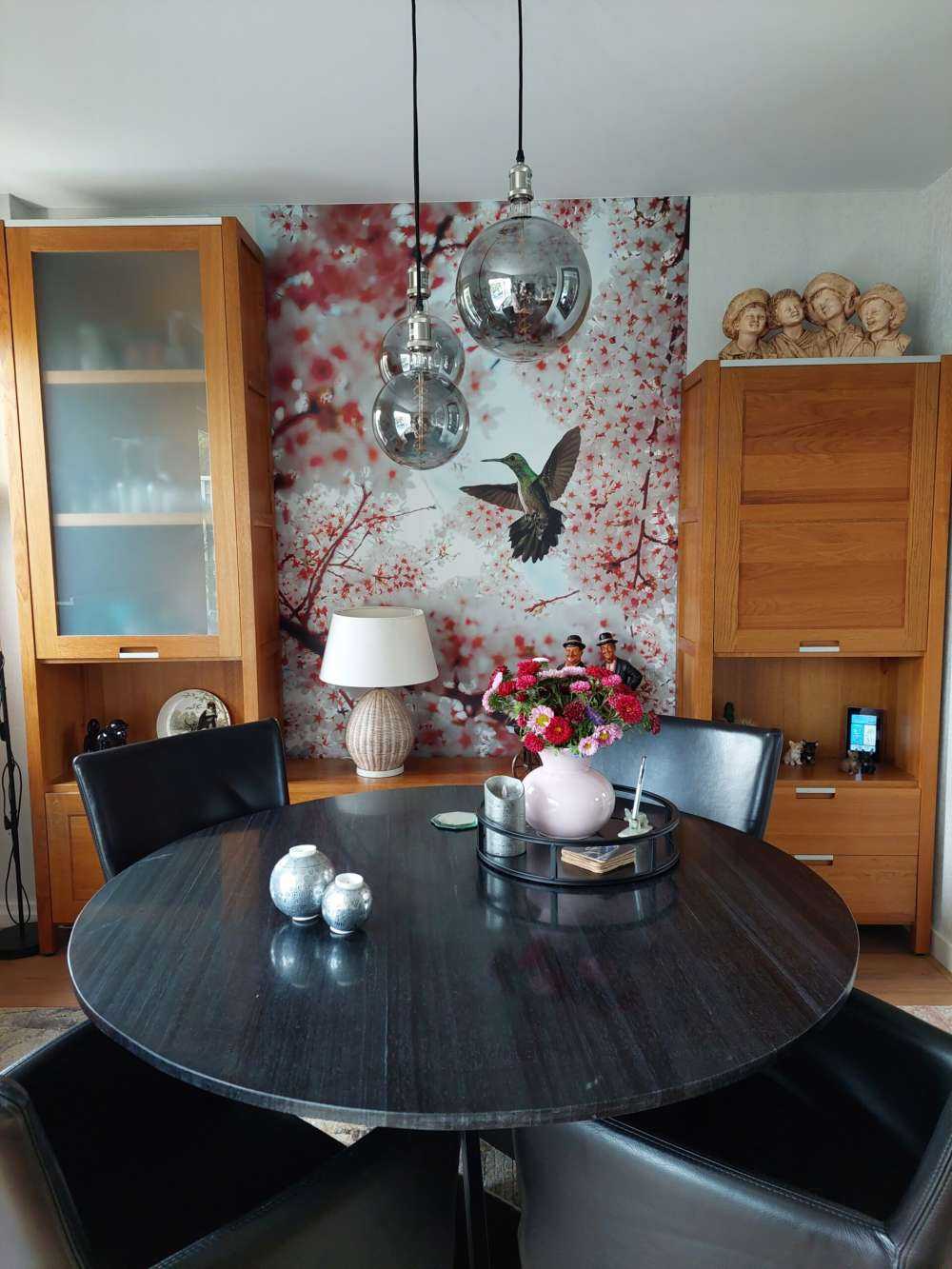 Kolibrie tussen de bloesems