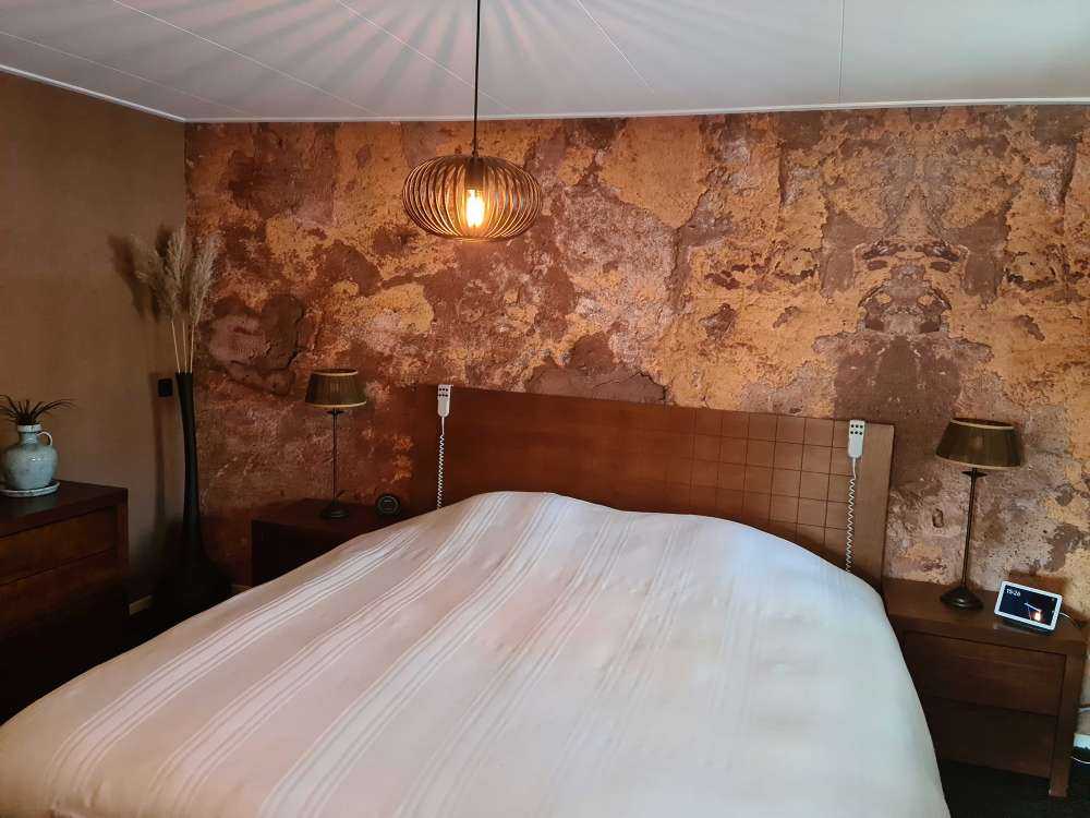 Oude muur met gele stuc