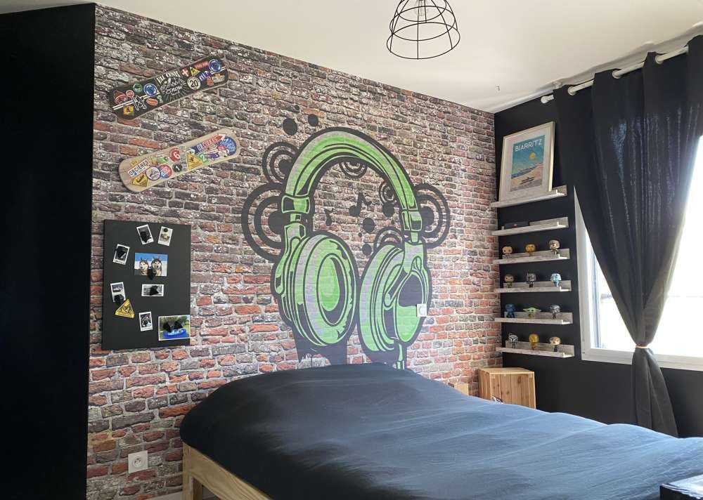 Graffiti op oude bakstenen muur