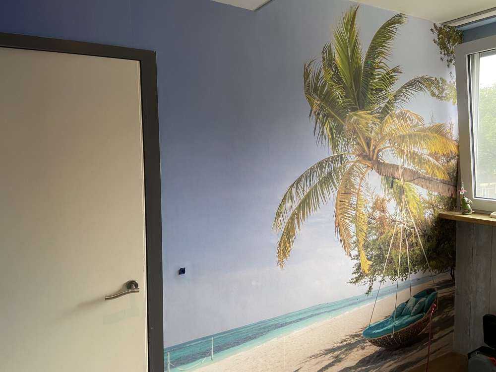 Tropisch strand met schommel