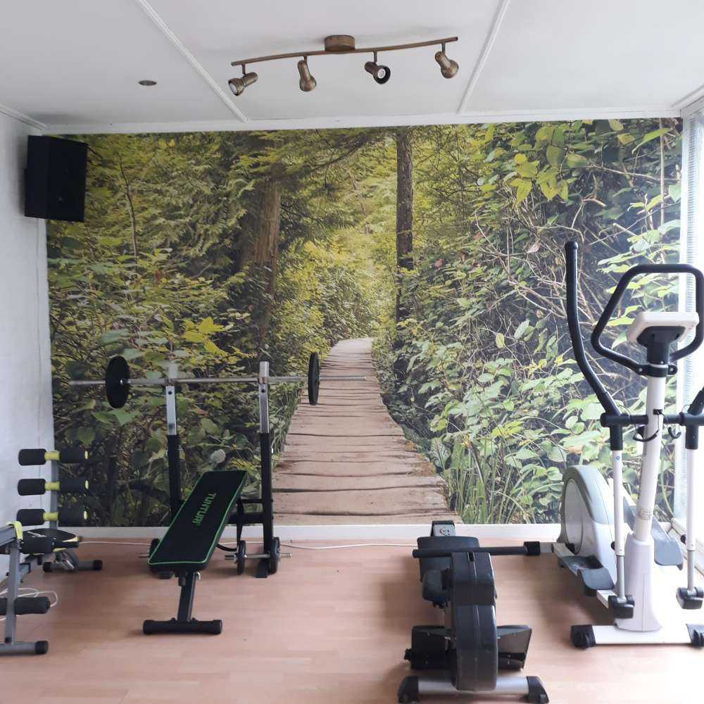 Houten pad door het groen