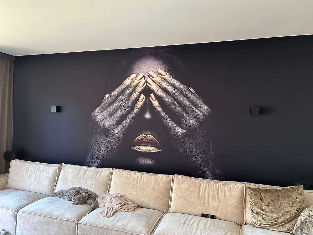 Vrouw met handen voor haar ogen