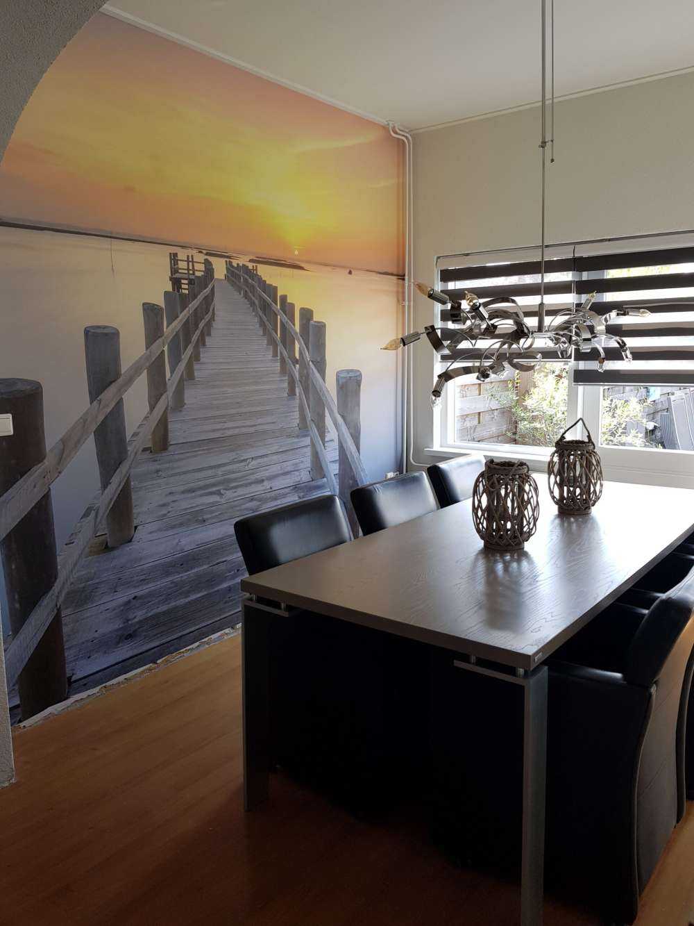 Houten steiger bij zonsondergang