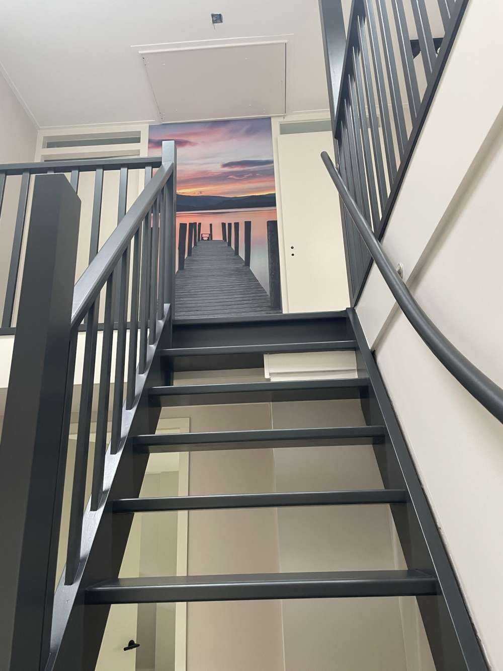 Steiger bij roze zonsondergang