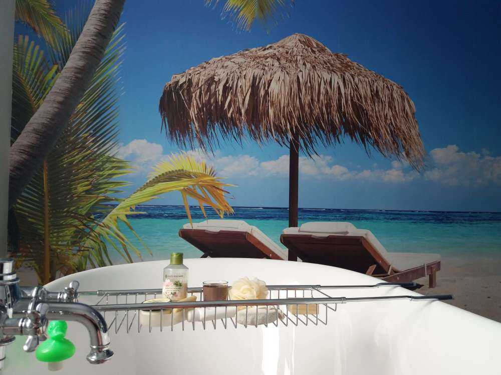 Stoelen en parasol op tropisch strand