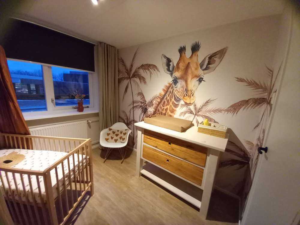 Baby giraffe in de jungle taupe