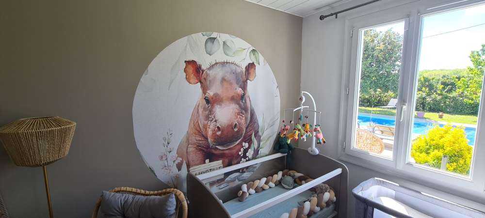 Baby nijlpaard in de bladeren