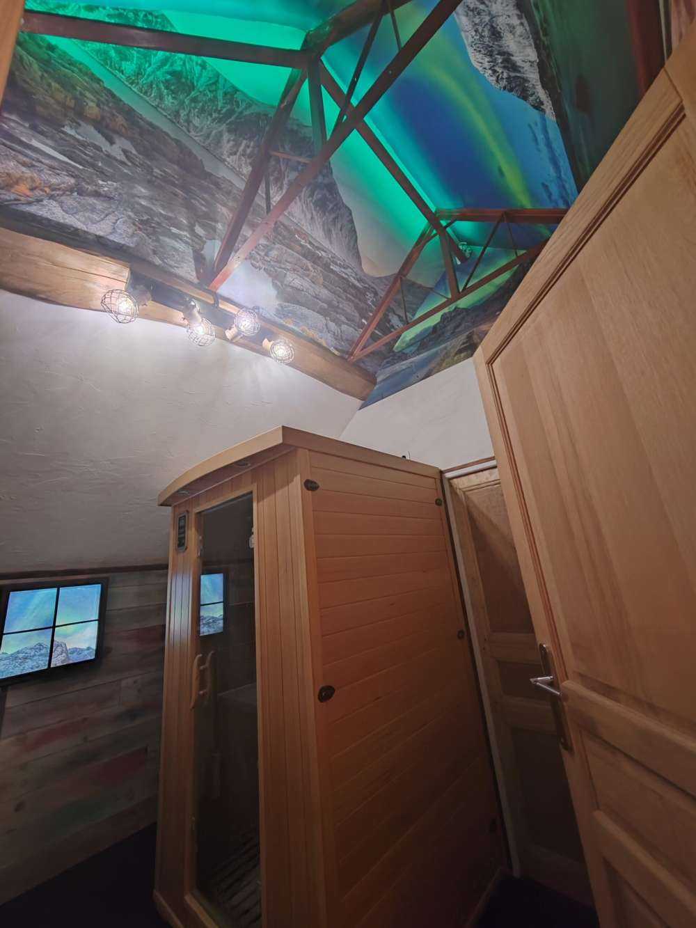 Noorderlicht boven besneeuwde bergen