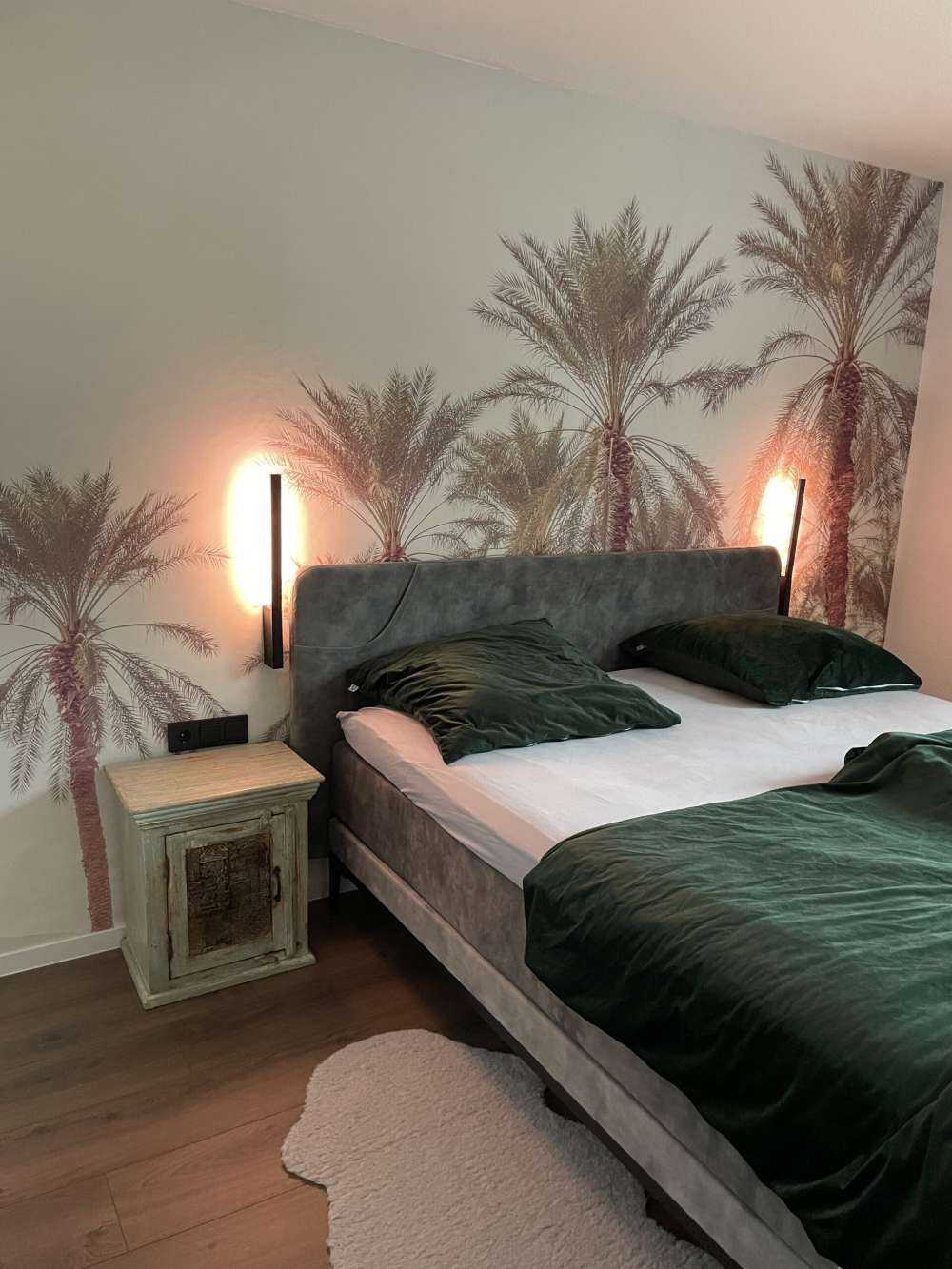 Tropische palmbomen aan de kust