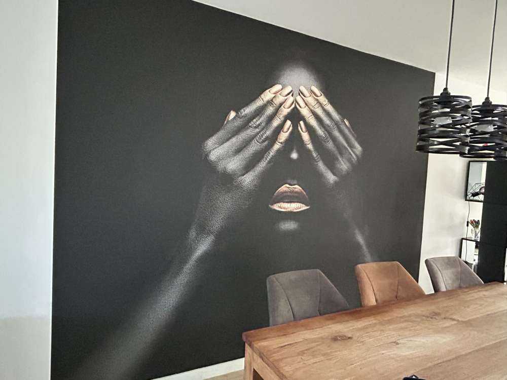 Vrouw met handen voor haar ogen