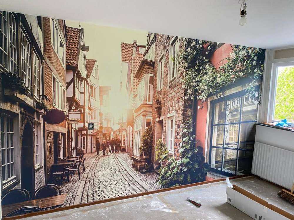 Zonsondergang in een oud straatje