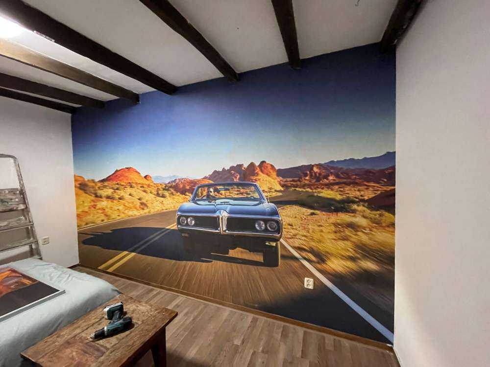 Muscle car in een Amerikaans landschap