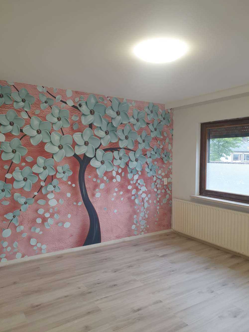 Zwarte fantasieboom met mintkleurige bloemen