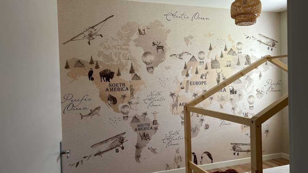 Wereldkaart met verschillende dieren beige