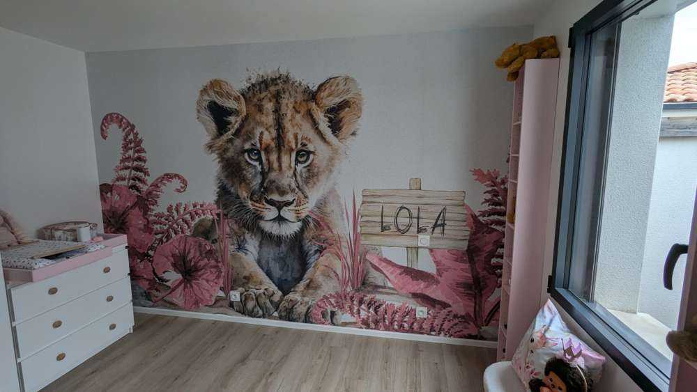 Jonge leeuw in de jungle roze