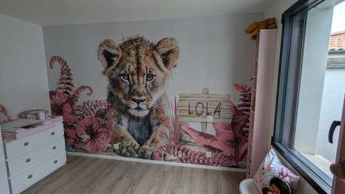 Jonge leeuw in de jungle roze