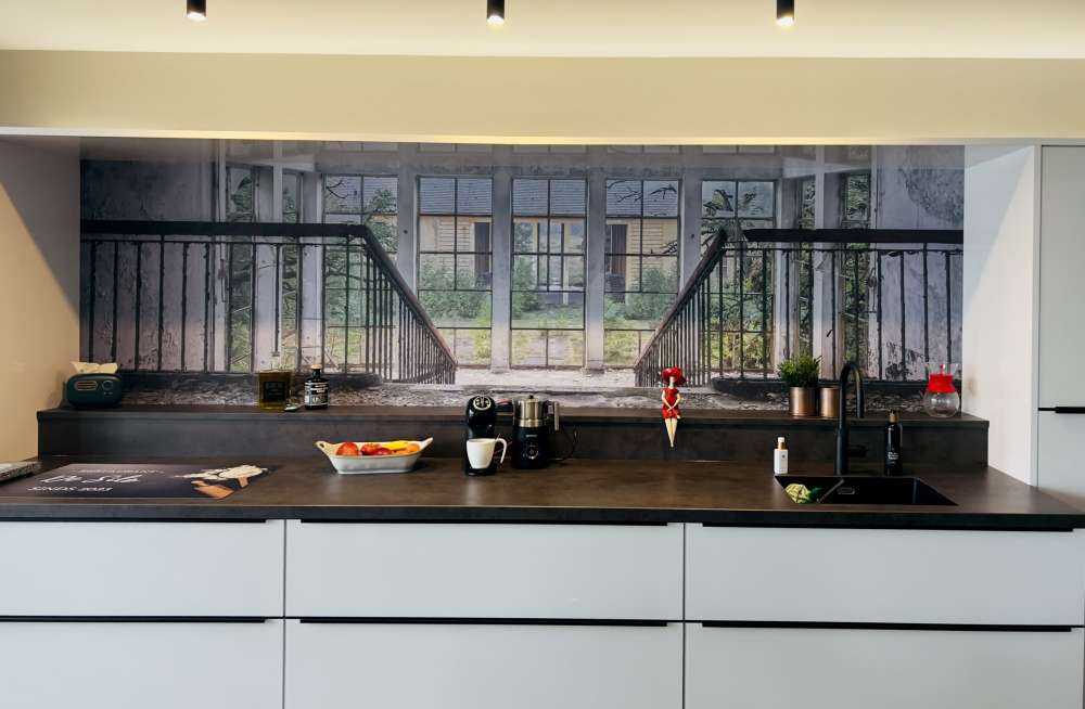 Trap in verlaten gebouw