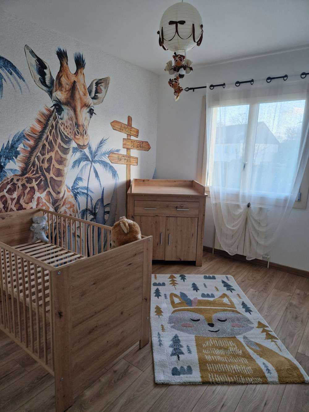 Baby giraffe in de jungle blauw