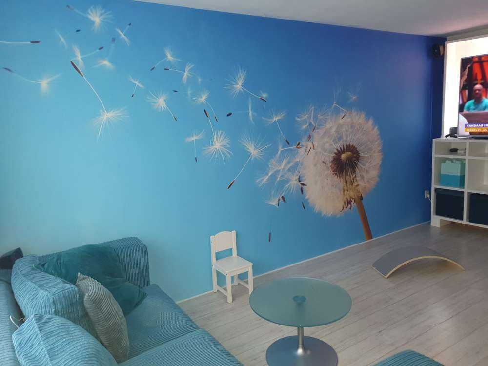 Paardenbloem op blauwe achtergrond