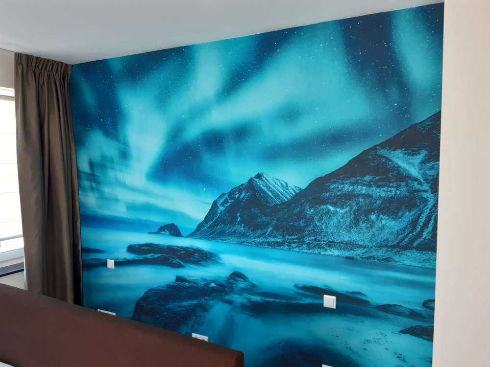 Blauw noorderlicht met bergen