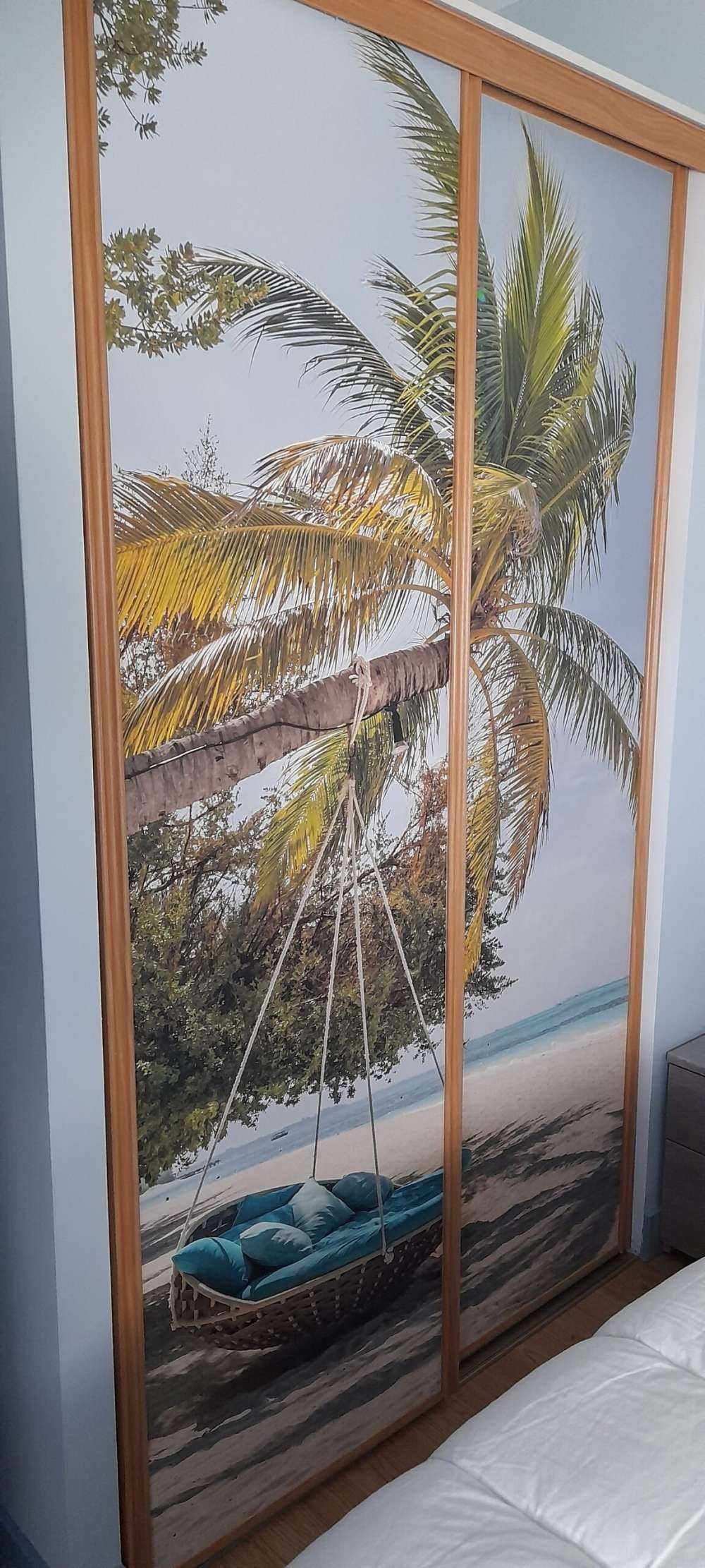 Tropisch strand met schommel