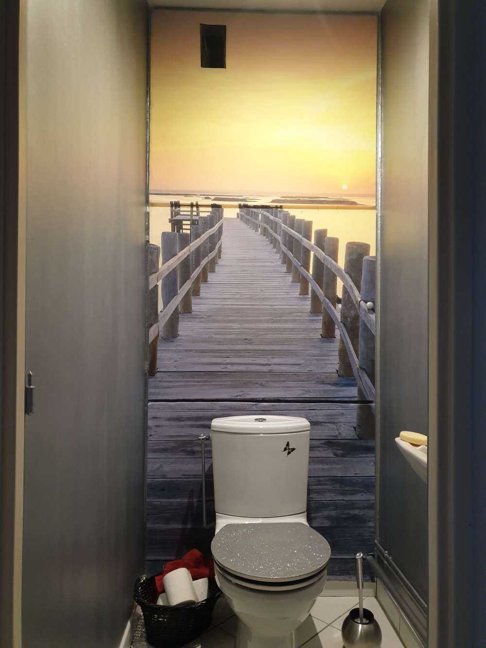 Houten steiger bij zonsondergang