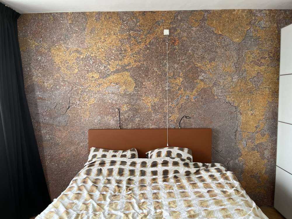 Oude muur met gele stuc