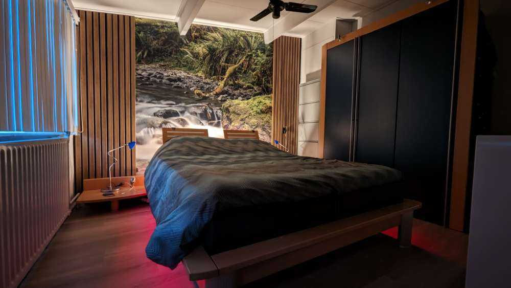 Groen rotsblok met riviertje